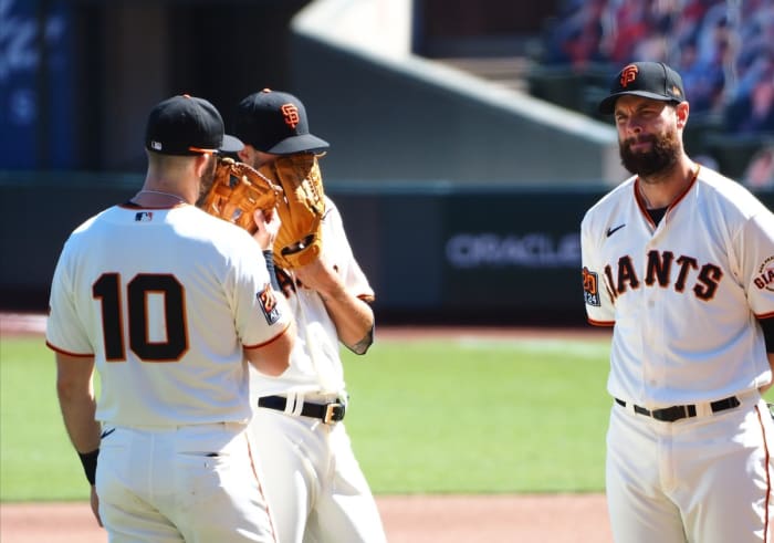 After signing a one-year deal with the Jays, Belt (right) is reunited with Gausman (center), who lauded Belt's leadership qualities.